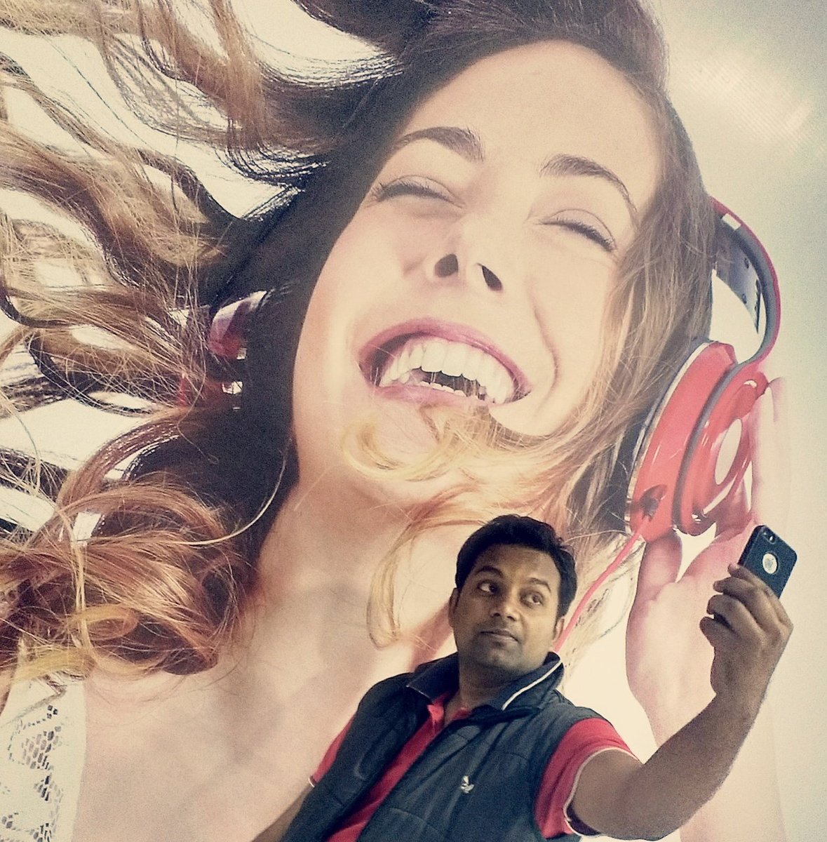 ShiveshKumar19's tweet photo. #backthrough #SelfieExpert #music
Taking Selfie is equally important as important as Listening Music
- Shivesh https://t.co/YHlTTFeCX8