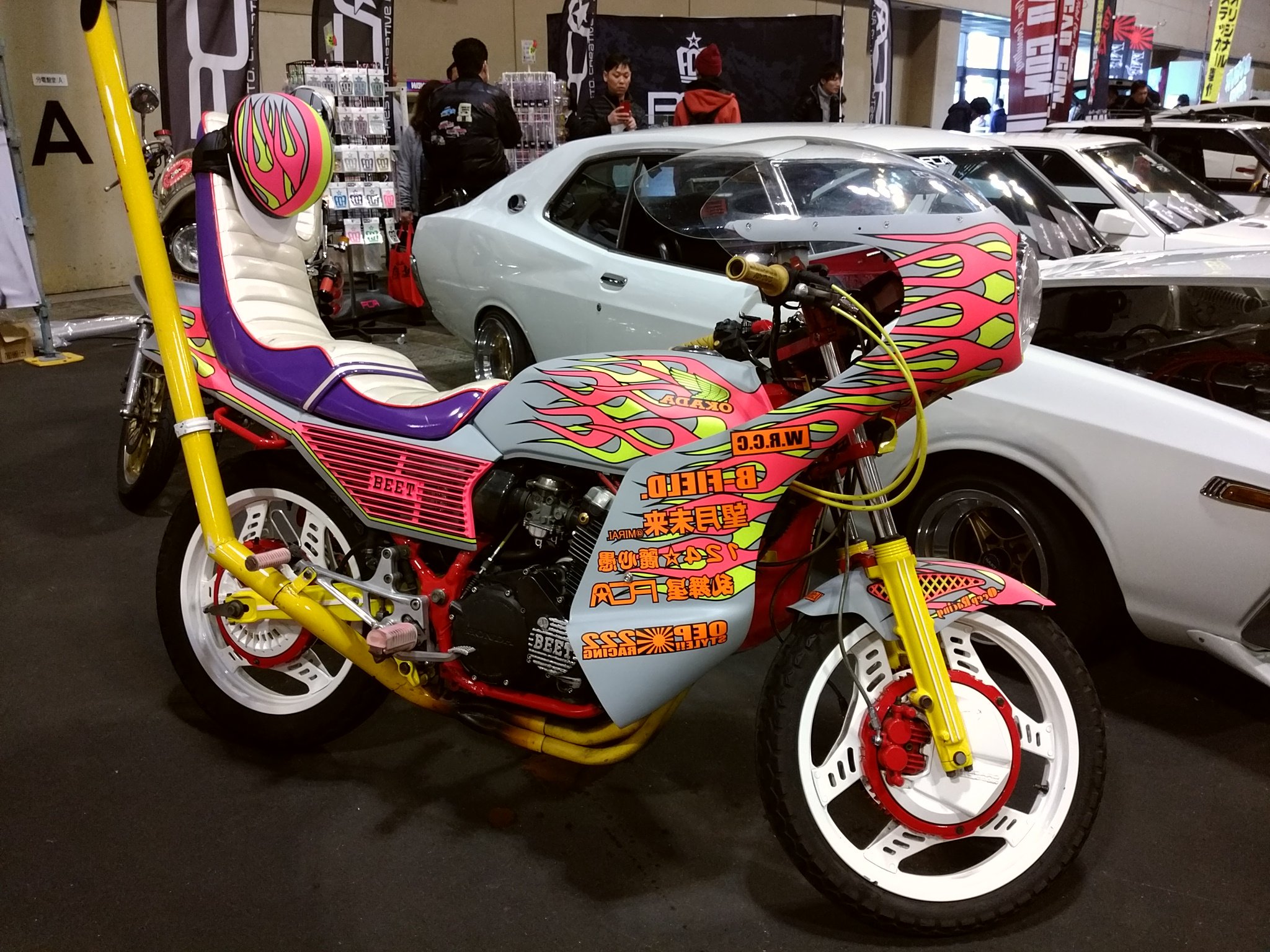 ｔｏｍ ｈ ポートメッセなごやで開催された 名古屋オートトレンドにて パステルカラー蛍光色の暴走族な車やバイク が展示されていて 竹槍マフラーなど 街中では絶対に走れないような改造が 目立ち度が高くて目を惹きました T Co X7lap6y4w5