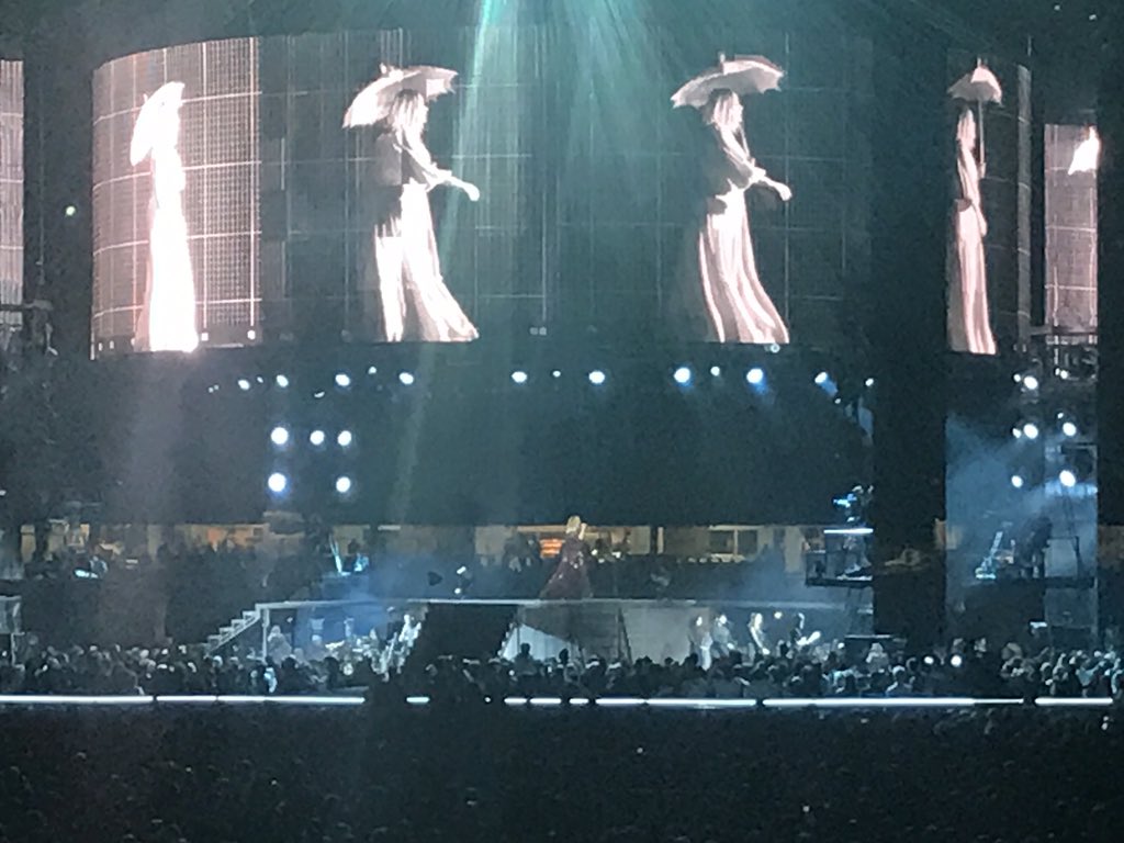thefox1019's tweet photo. This show is absolutely incredible! #adeleworldtour https://t.co/YeLU1hFEoP