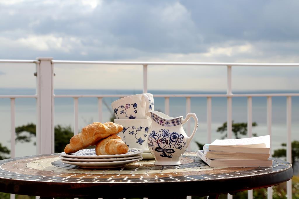 MulberryCotts's tweet photo. Wake up to this breathtaking view of St Margaret's. Beautiful. Relax and unwind at Primrose Cottage https://t.co/MHXZX7G0qz https://t.co/z9xlkKRkjN