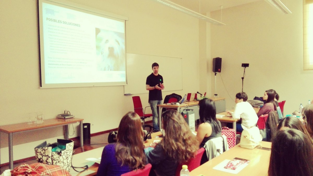 MasterIAA's tweet photo. Ya en marcha la conferencia de @AlbertAyalaA sobre programas de Intervenciones Asistidas con Perros en prisiones de Cataluña. Gran trabajo https://t.co/qrAXPHHKCx
