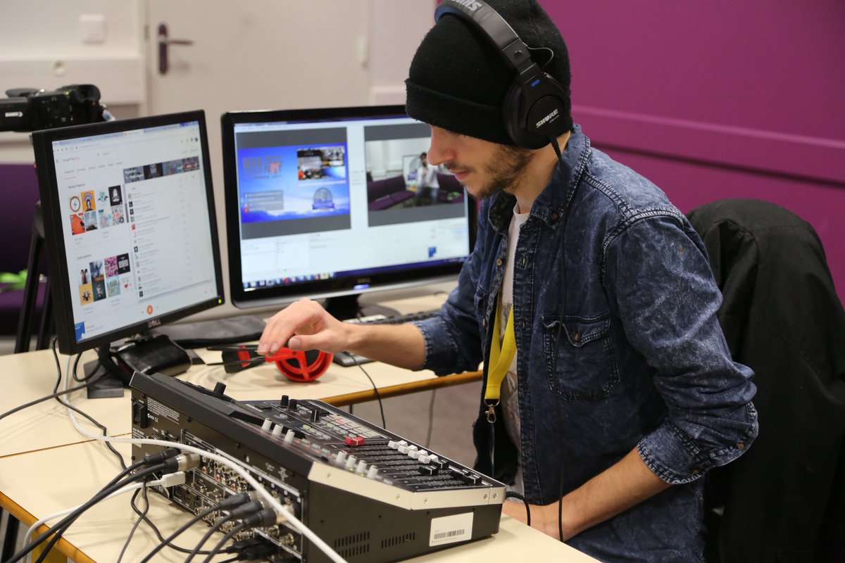 synchronixradio's tweet photo. On est partis pour toute une journée de commentary des games, on commence par du LoL sur https://t.co/URJs6biPn0 ! #WANParty🎮 https://t.co/rcgh0y7l3f