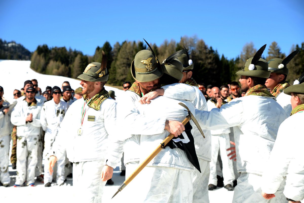Esercito's tweet photo. #SanCandido Il Centro Addestramento Alpino vince i #CASTA2017 #EsercitoItaliano #addestramento in #montagna #sport https://t.co/Ej2R1arXPA https://t.co/ZoCJfD9371