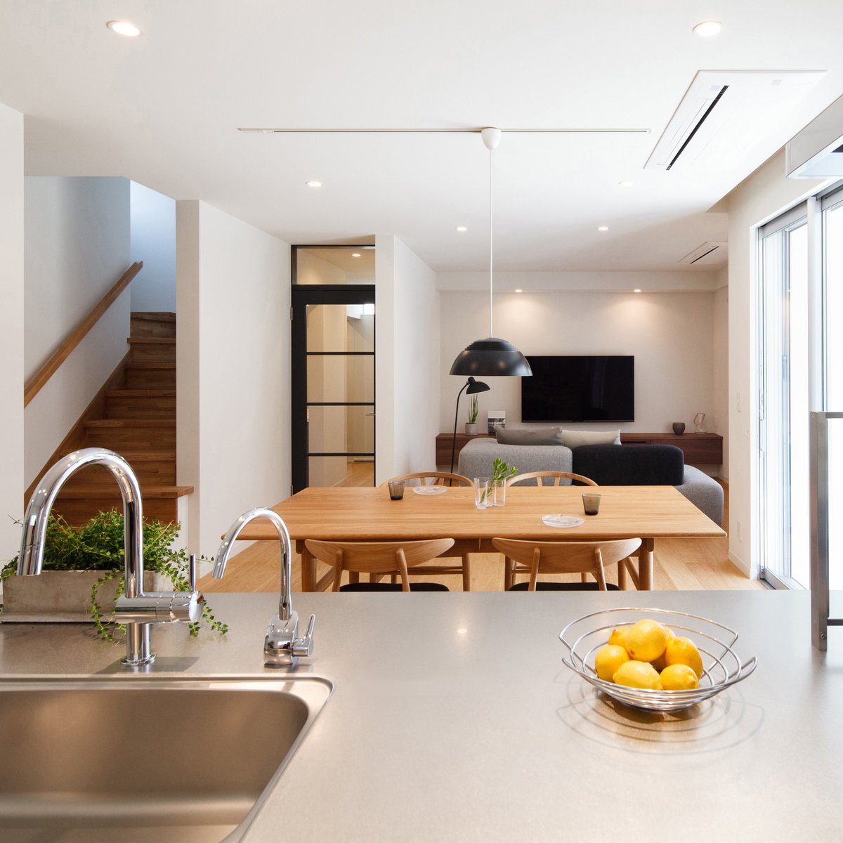 Timber Yard ティンバーヤード Twitter પર House 当店設計施工事例 U様邸 細部まで作り込まれた シンプル かつ洗練されたデザインの造作家具を得意とするティンバーヤードの家づくり 奥に見えるウォルナット材を使ったtvボードもその一例です インテリア