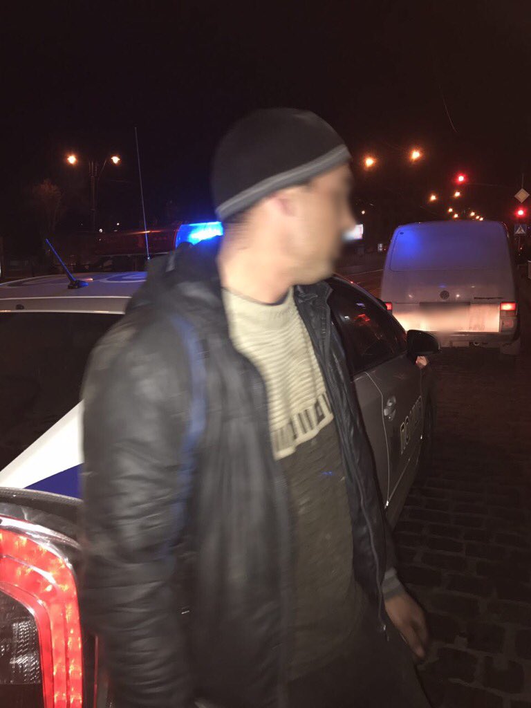 yurasokal's tweet photo. Зупинивши автомобіль за проїзд на червоне, водій вибіг з авто, забіг в двір будинку і заліз під машину. П'яний. Штраф 10200 його не омине) https://t.co/qXecMciHYv