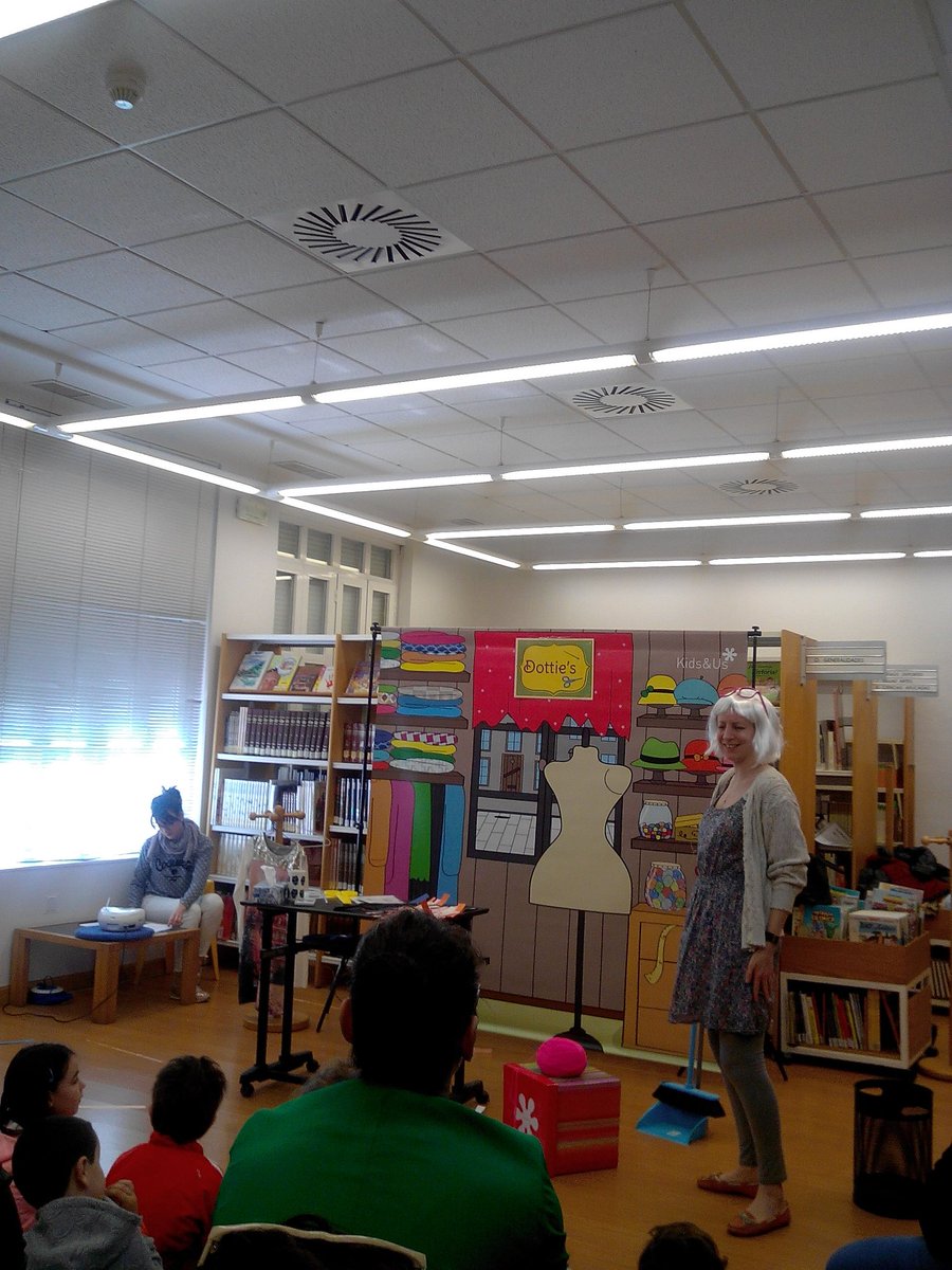 BiblioCalahorra's tweet photo. Todo un éxito con el storytime de hoy "The DressMaker" https://t.co/Uo36jclB90