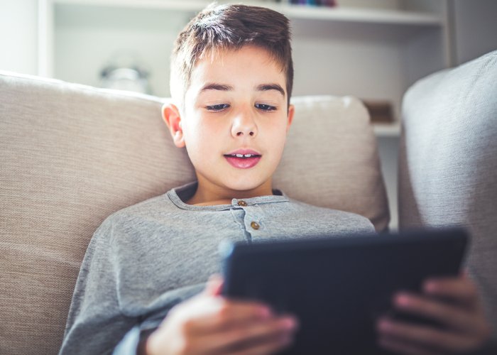 Health24com's tweet photo. Young children between 2 and 5 years of age should get no more than one hour of screen time each day. https://t.co/6kp7awqw8R https://t.co/F15Fe3tqo6