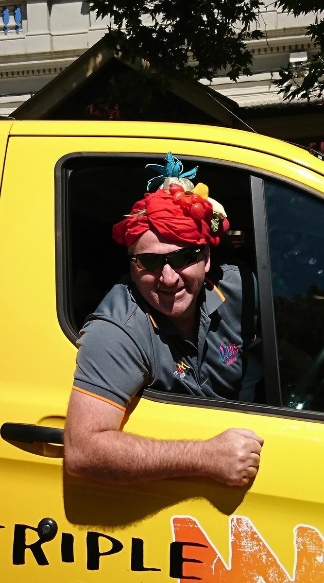 935Cogho's tweet photo. Great day at the Eaglehawk dahlia & arts festival ! Not sure about the hat #localparade https://t.co/PNRfwaurHX