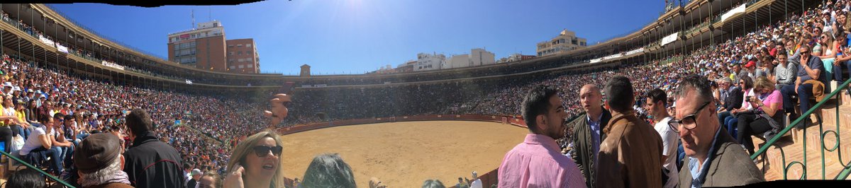 La plaza de Valencia, llena de nuevo por la mañana para el concurso de Recortes. Pero esto no le interesa a nadie, eh. [guiño-codazo]