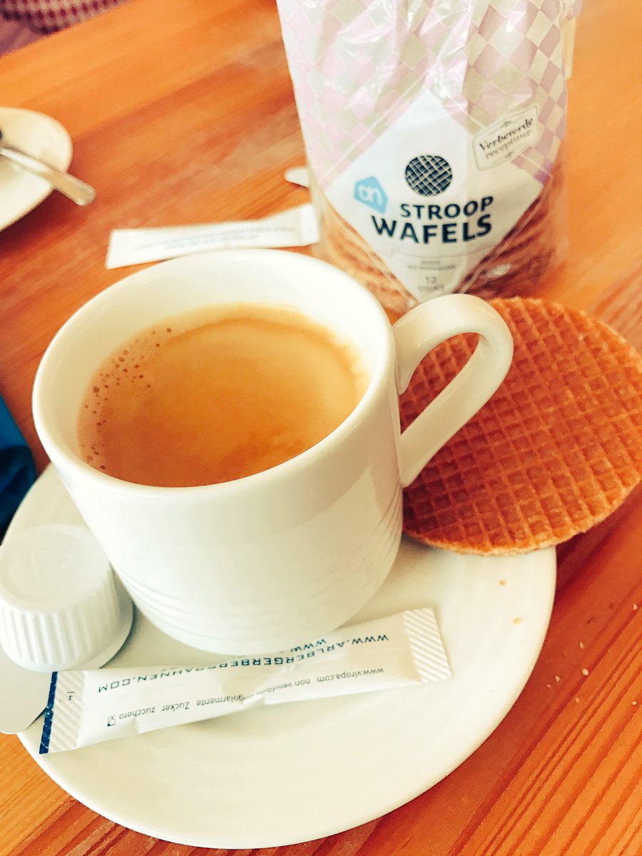 SBartlema's tweet photo. Langzaam herstel - koffie met  stroopwafel @JoostRutten @gtjpaau @edbarten @HoracioWilcke #vos #shortskibreak #heumenfriends https://t.co/aP9klGfuDl