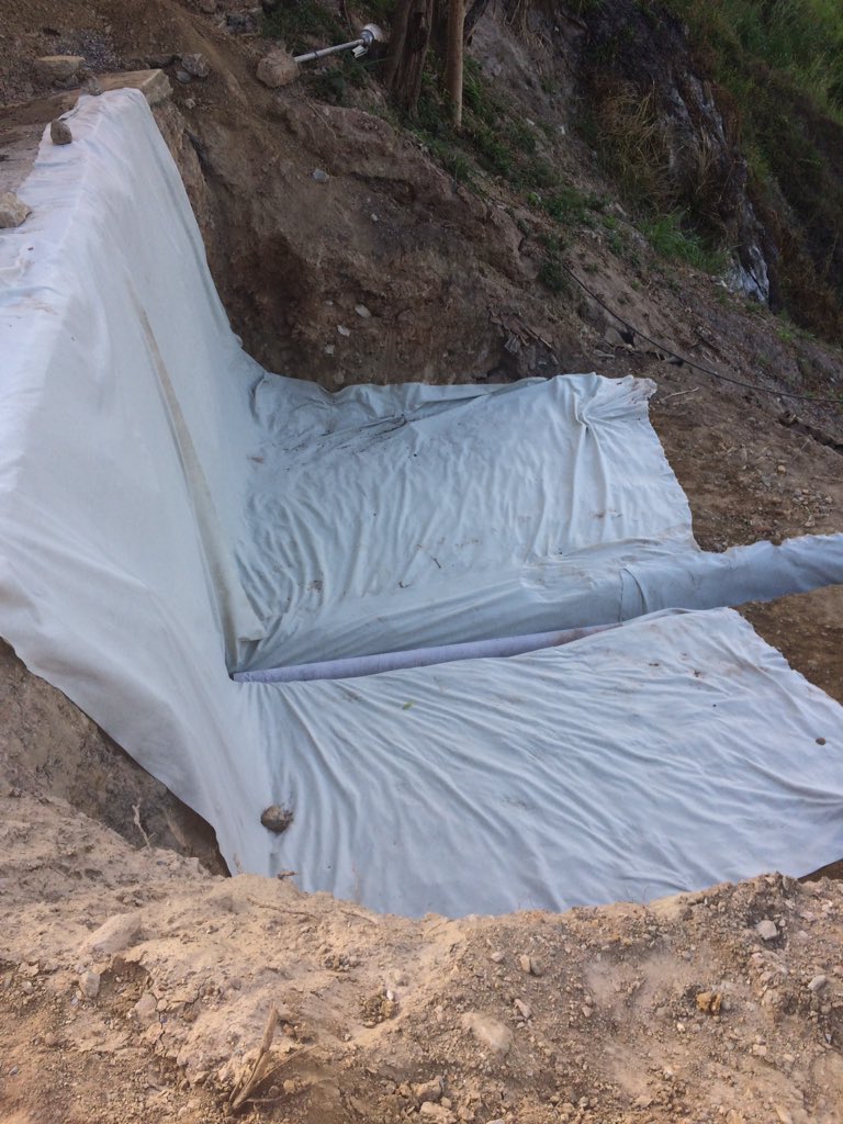vleon01's tweet photo. Comenzando un muro de suelo reforzado con geosinteticos. Colocacion del Geotextil  y el geodren https://t.co/HK5CsIrsFr