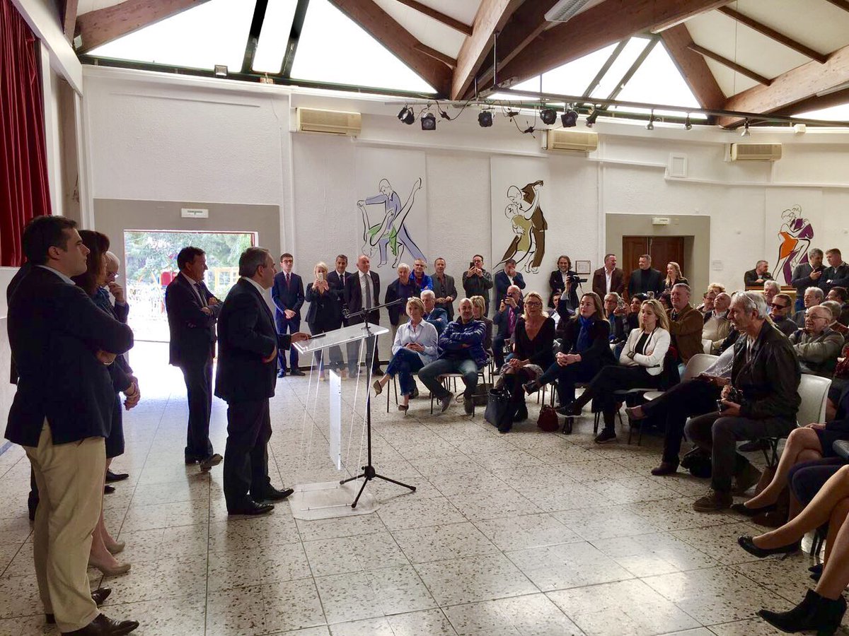 xavierbertrand's tweet photo. Le #ProjetFillon est le seul qui peut faire du bien à l'économie et mieux récompenser ceux qui travaillent. C'est ça la valeur #travail. https://t.co/sLCgn91UFW