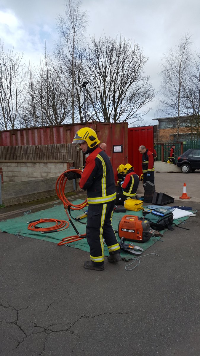 andysmith6359's tweet photo. As well as brigade exercise today a number of crews are taking part in #Challenges2017 practical taster sessions. #OperationalExcellence https://t.co/ZYgMyGz3nS