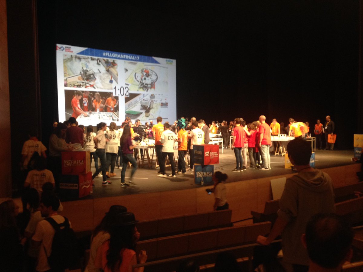 ypsilon_viaro_'s tweet photo. Ambientazo en la final de la @FLLSpain. Acabamos de hacer el diseño del robot y salimos muy contentos #beypsilon #FLLGRANFINAL17 https://t.co/yOjDc8fL6o