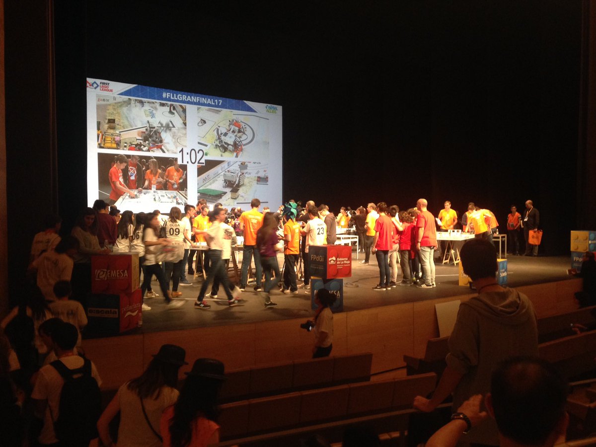 ypsilon_viaro_'s tweet photo. Ambientazo en la final de la @FLLSpain. Acabamos de hacer el diseño del robot y salimos muy contentos #beypsilon #FLLGRANFINAL17 https://t.co/yOjDc8fL6o
