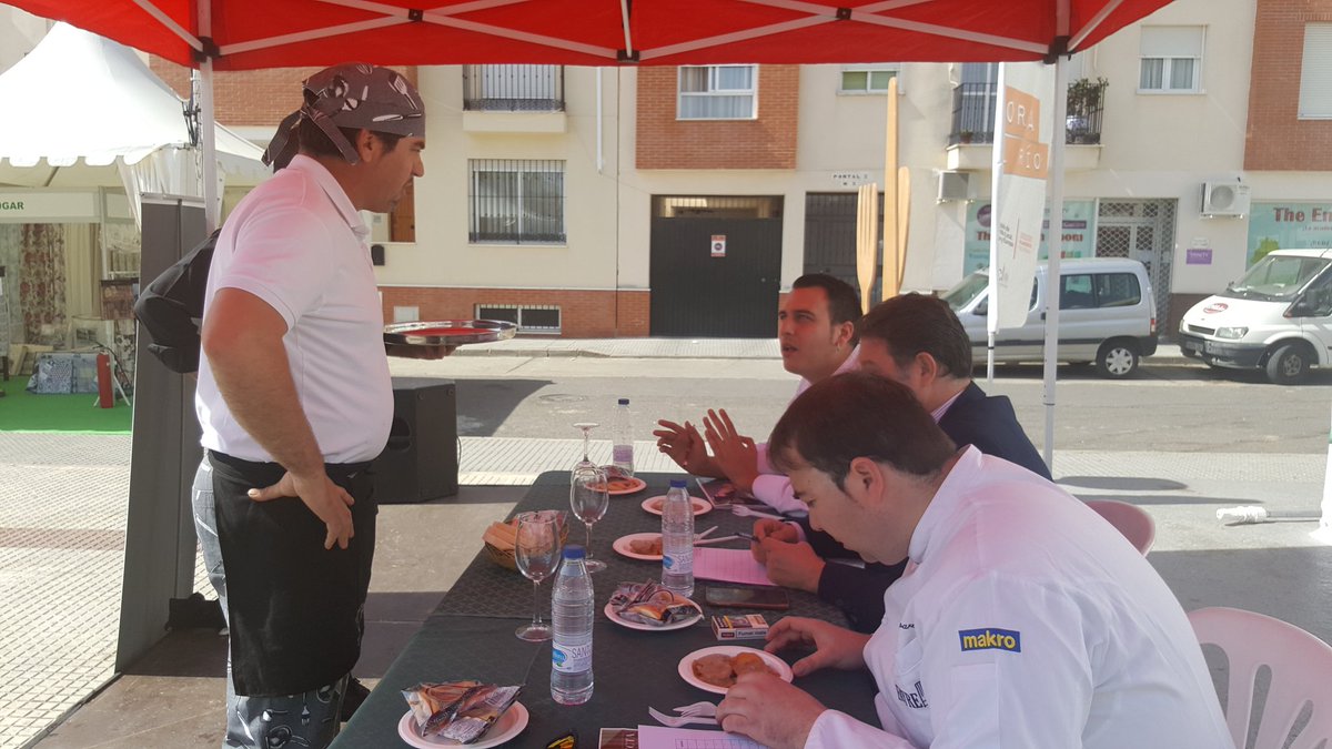 antoniomchef3's tweet photo. Comenzamos la valoración de las tapas en #Loradelrio @aytoloradelrio @turismolorario #mercaxati ¡¡¡Como nos vamos a poner familia!!! #aeclo https://t.co/BZgliJwCQA