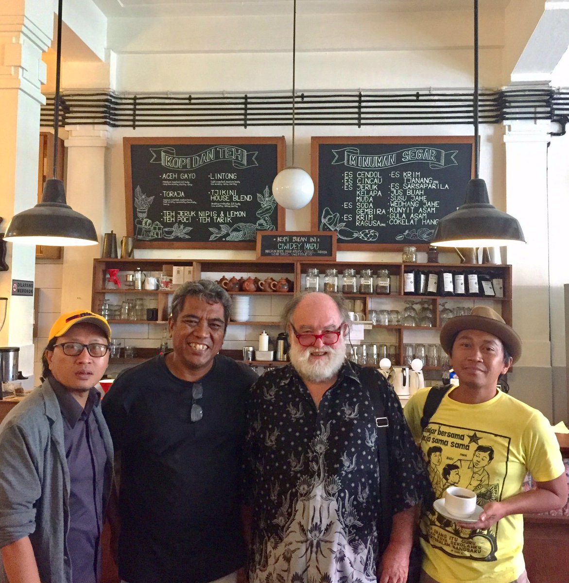 iskandarpn's tweet image. #Bookdiscussion with #davidReeve #angkotPadang #bukuKobam #kedaiTjikini #Jakarta