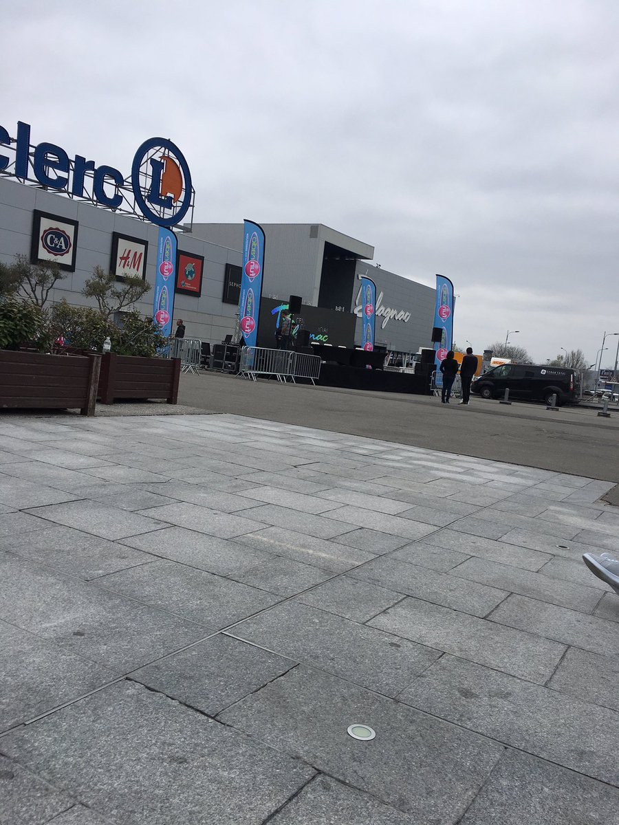 TvgVan's tweet photo. On vous attends la famille @ChristinaNININI @BRUNOFUNRADIO @BrunoGUILLONOff @Elliotoff @Vacheeeer #FunRadio #brunodanstonsalon #teddy 😻 https://t.co/GyGzoBW82b