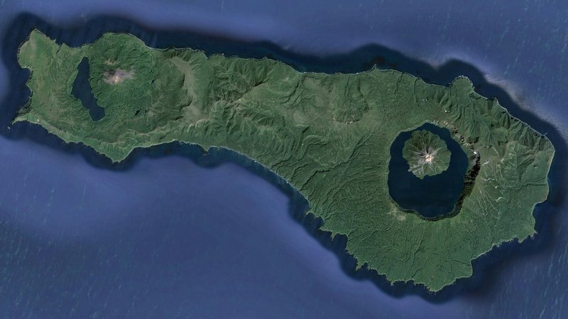 Кольцевой остров. Кольцевое озеро Онекотан. Озеро кольцевое на острове Онекотан. Остров Онекотан на карте. Остров Онекотан Курильские острова.