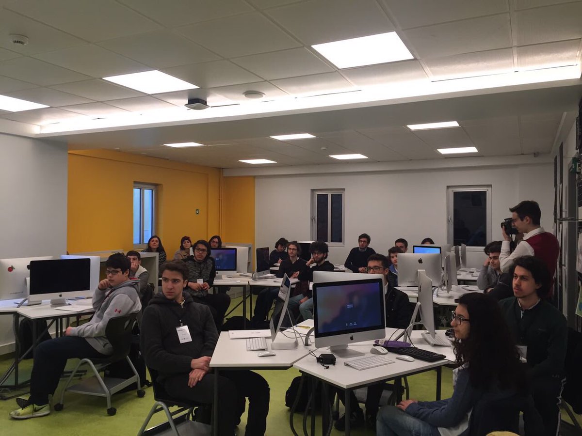 iEdaYavuz's tweet image. Biz de burdayız! SEV Amerikan olarak kardeş okulumuz Üsküdar Amerikan'a bu güzel #CodeFest17 organizasyonu icin teşekkürler!