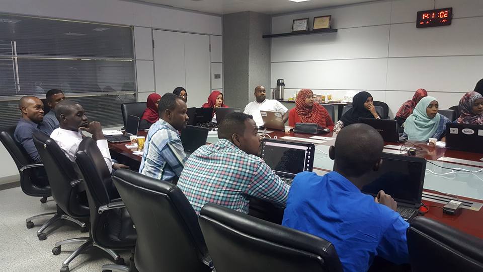 SudanNOG's tweet image. Participants  are getting handy with #Linux_command_line  (CLI) using #Linux_Mint 
#SdNOG  #SdNOG_Workshop  #Unix_Boot_Camp