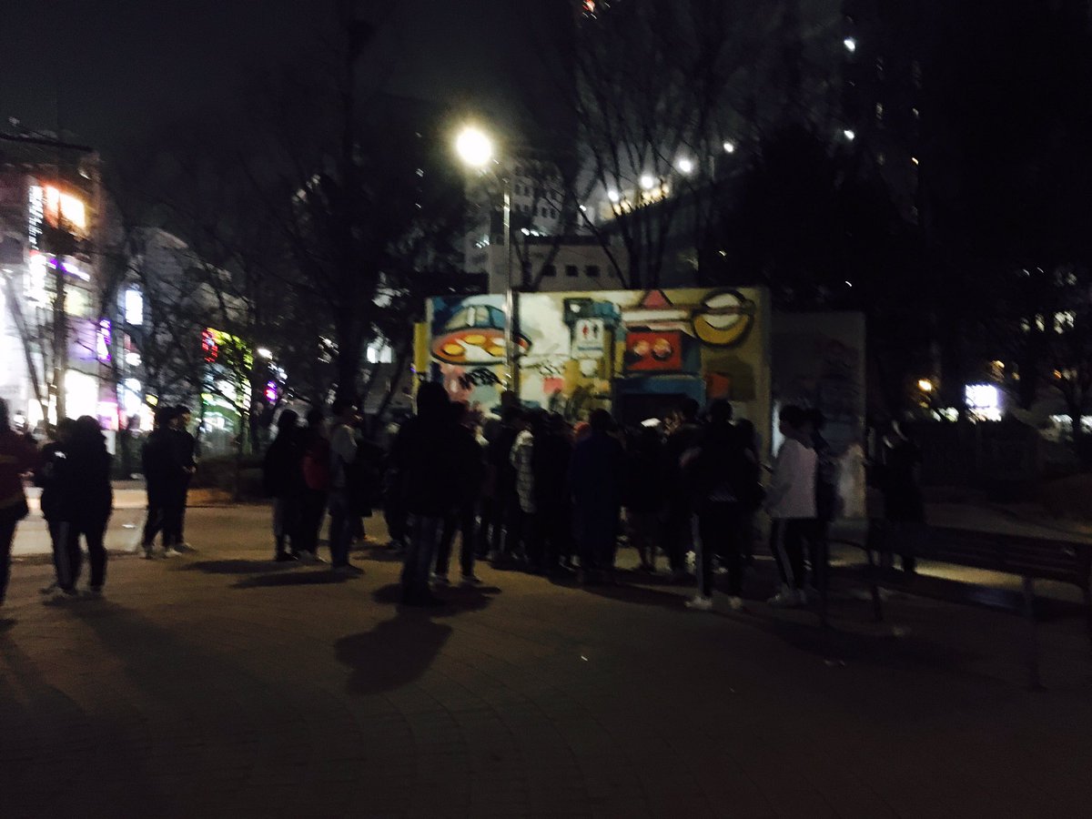 playground__'s tweet photo. 홍대 윗잔다리 싸이퍼 진행중이네여 
이렇게나 많이 오시다니 감동이예요.... https://t.co/5G2aYvjFXE