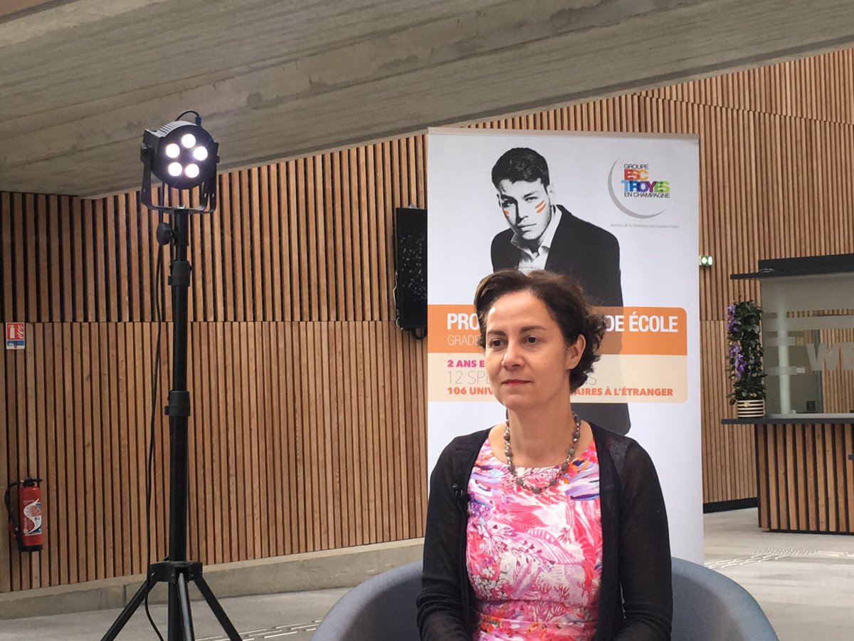 yschools_edu's tweet photo. La journée de Remise des Diplômes a débuté par l'interviews des marraines et du parrain des promos 2016 ! 🎥 #GETAlumniP2016 https://t.co/5En4JOqT0b