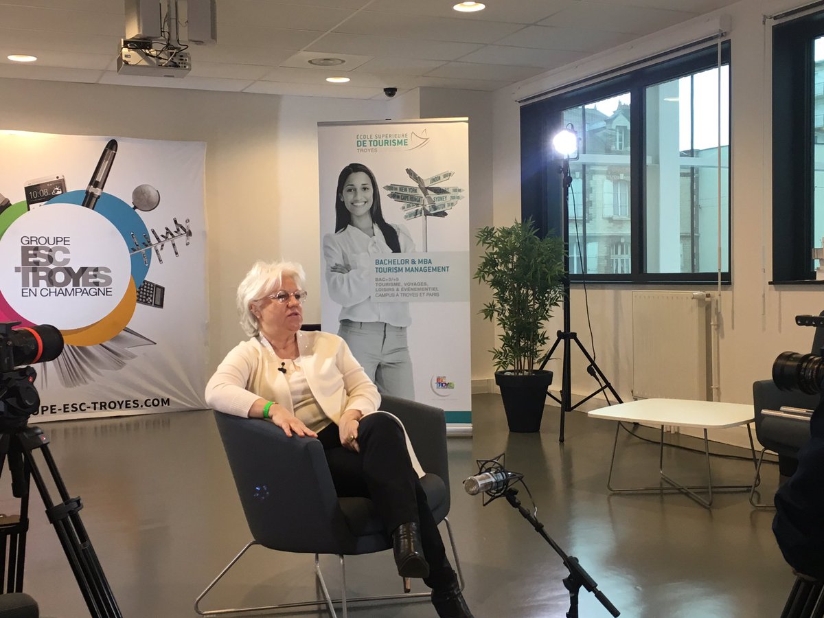 yschools_edu's tweet photo. La journée de Remise des Diplômes a débuté par l'interviews des marraines et du parrain des promos 2016 ! 🎥 #GETAlumniP2016 https://t.co/5En4JOqT0b