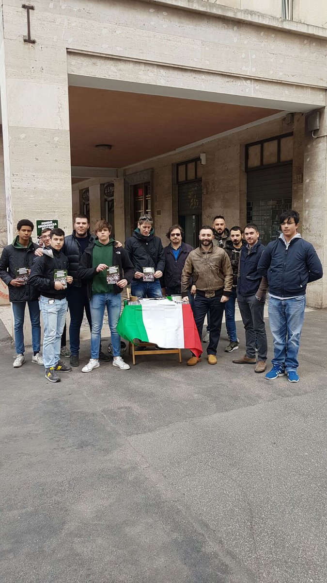 PatriaMovimento's tweet photo. Da Piazza Cola di Rienzo a piazza Ragusa è iniziata la raccolta firme per il #FondoEmergenzaSociale giovani. #Patria https://t.co/HvAA1svbwI