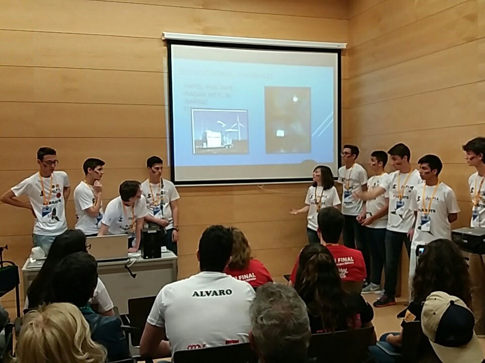 IESSampedro3Can's tweet photo. En este momento, @ParrotsFll llevando a cabo la exposición de su proyecto ante el tribunal. https://t.co/sMAWnUMTmR