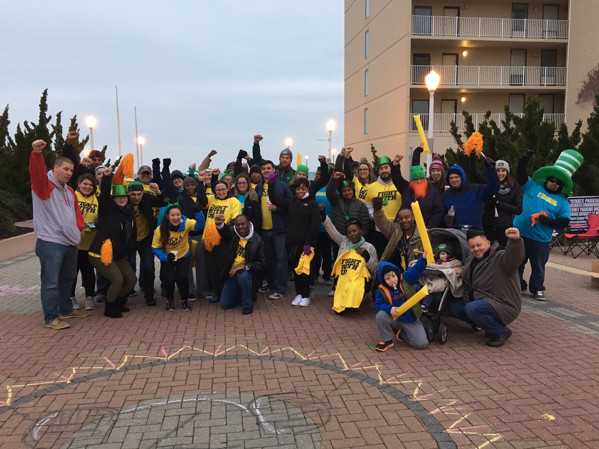 A BIG thank you to these awesome volunteers who have come out to cheer the yellow mile <a href="/ShamrockOn/">Shamrock Marathon</a>! #shamrockon17