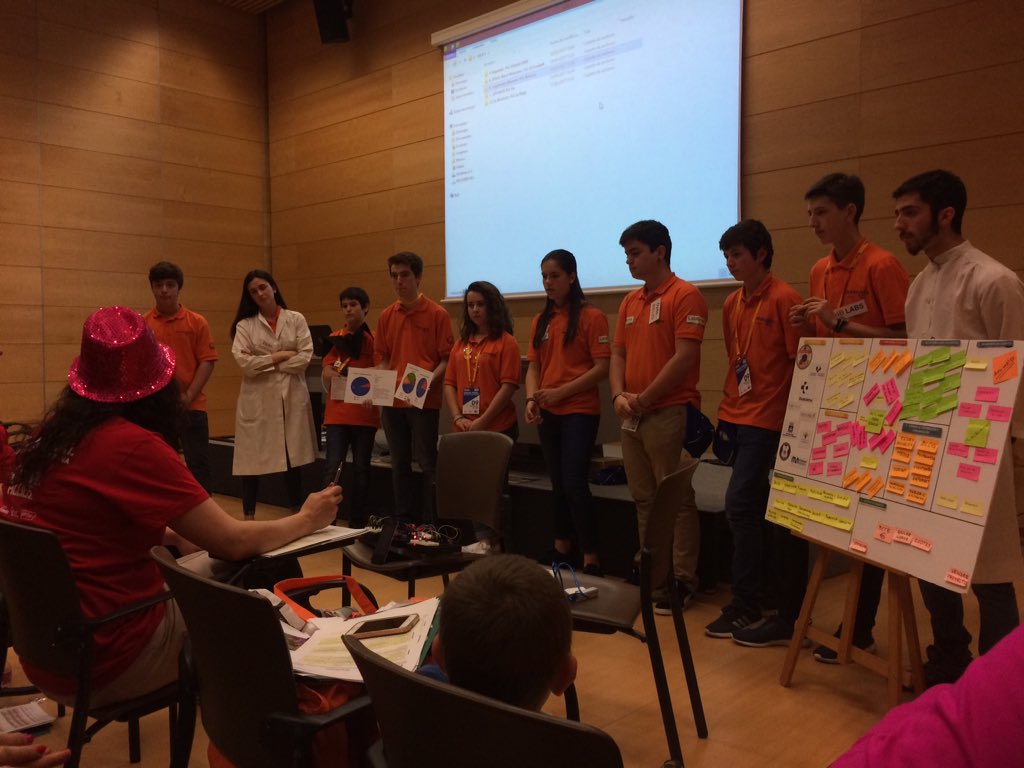 EstiLeon's tweet photo. Los jueces de #fllgranfinal17 felicitando a @overclockaxular por la solución tecnológica d su proyecto científico. "Esto nos supera" dicen https://t.co/57oxLGEs4r
