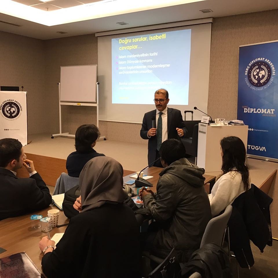 DiplomatAkademi's tweet photo. Sn Cihangir İşbilir Bey'in @cihangirisbilir Teamül Kuralları,Diplomatik Kurallar&Müzakere teknikleri konulu 2.dersiyle #GDA3 devam ediyor. https://t.co/KPCoeYEYlC