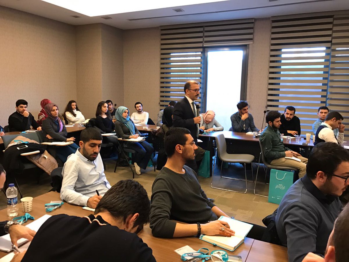 DiplomatAkademi's tweet photo. Sn Cihangir İşbilir Bey'in @cihangirisbilir Teamül Kuralları,Diplomatik Kurallar&Müzakere teknikleri konulu 2.dersiyle #GDA3 devam ediyor. https://t.co/KPCoeYEYlC