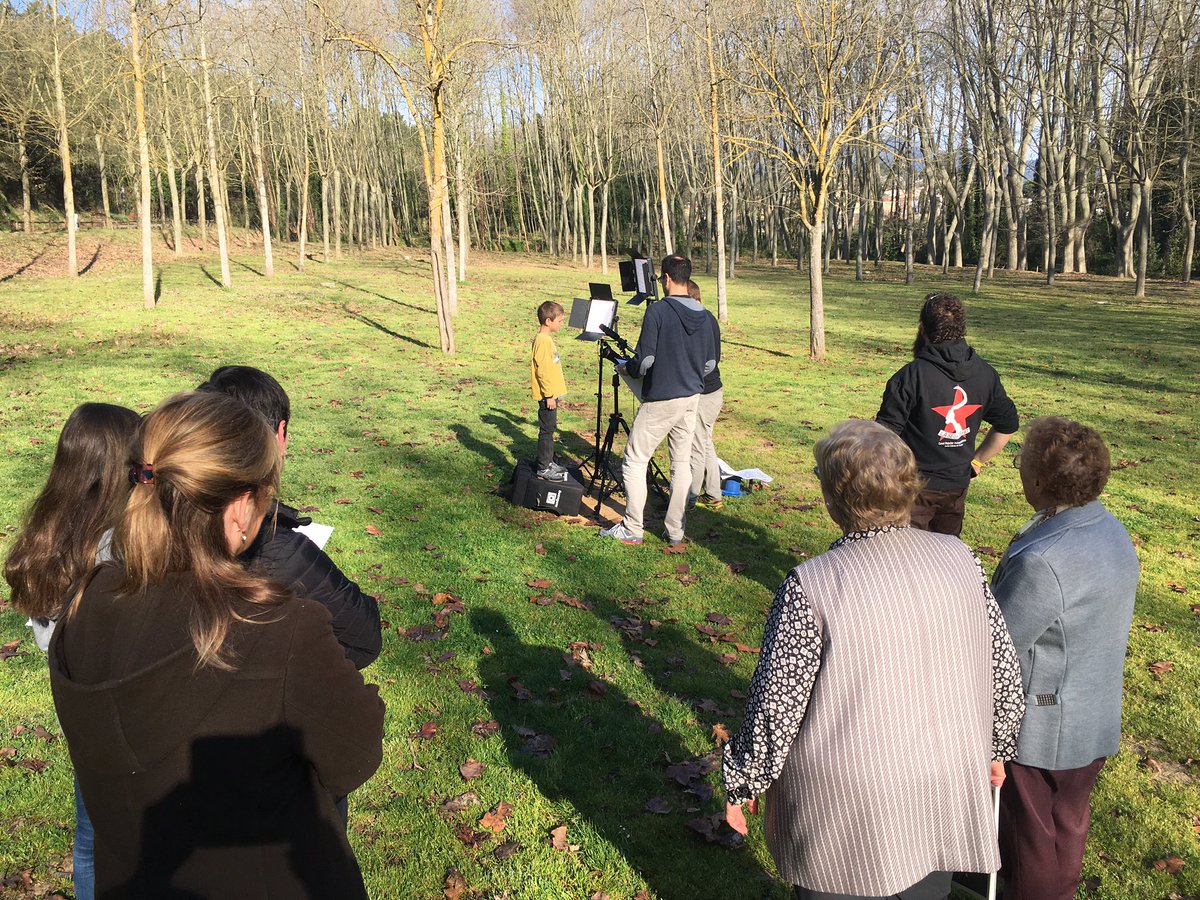 Conf_Ratafia's tweet photo. Preparant l'#spot del #mercatherbes de #scfarners del pròxim 6 i 7 de #maig... us hi esperem a tots!! #mercatherbes #ratafia @DruedaZ https://t.co/nQeoWXuies