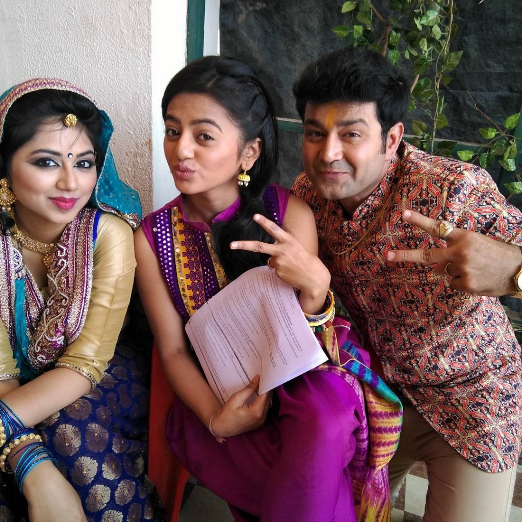 HellyS_Admirers's tweet photo. @OfficialHelly7 with @hetalpuniwala and #ReemaWorah #OnSet #InBetweenTheShoot 😍😄 #Devanshi https://t.co/cBAXAvH4CQ