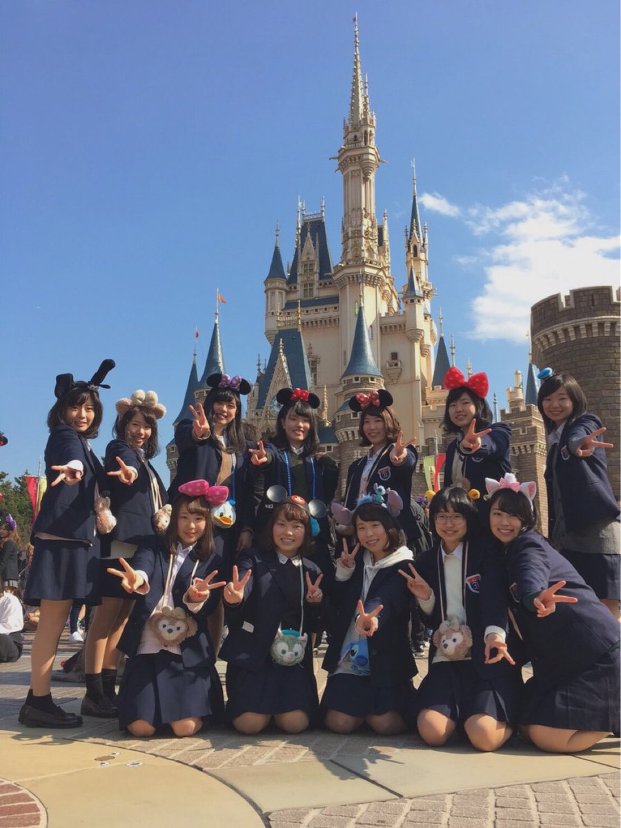 natsu___625's tweet photo. テニス部 卒業旅行in Disney🐭🎀

12人でほぼ3泊4日🚌
最高な思い出が���きました🐰
(集合写真ありすぎてあとはインスタに📸笑)

これからみんなバラバラだけど、また集まろうねありがとう！😍 https://t.co/6wTDCN1I7s