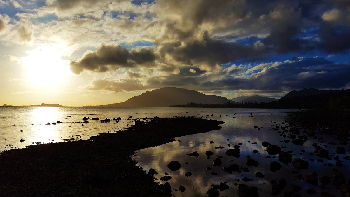 TEJEROAnthony's tweet photo. La Baie des Pirogues à marée basse #MerDHuile #MiroirsDeau #Plum #MontDore #NouvelleCalédonie #Kanaky #Sunset #SouthPacific https://t.co/z1nwuJxNyW