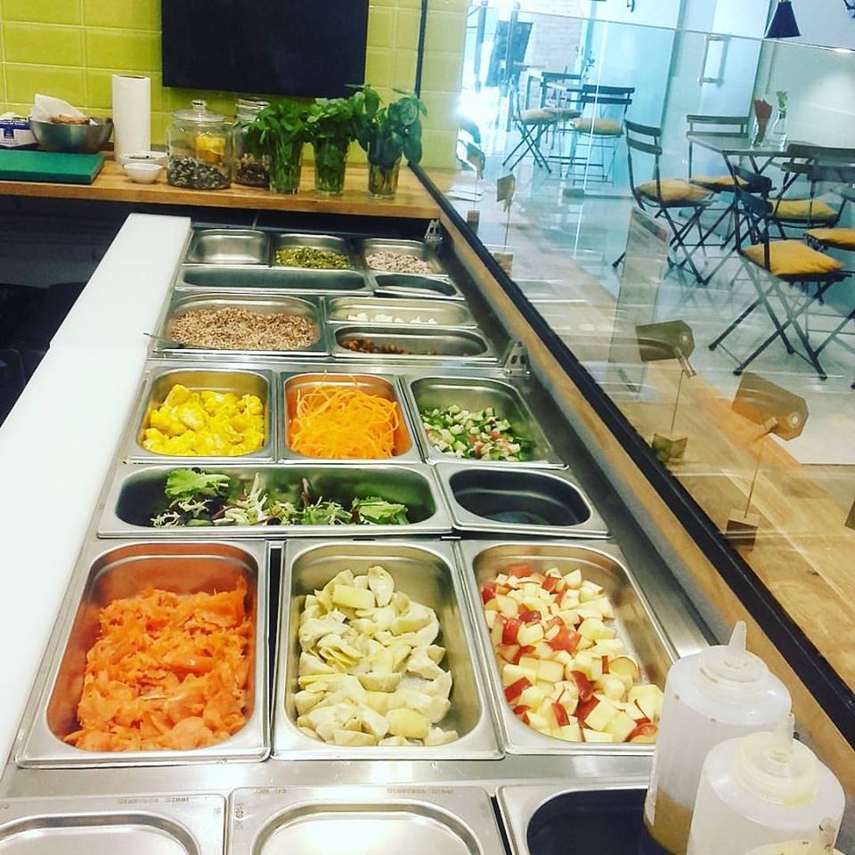 FoodiesBCN's tweet photo. We are open! Ven a probar nuestras ensaladas deliciosas y nuestra carta de fin de semana con burger ecologicas! — en Foodies Barcelona. https://t.co/XwaVS9MgBI