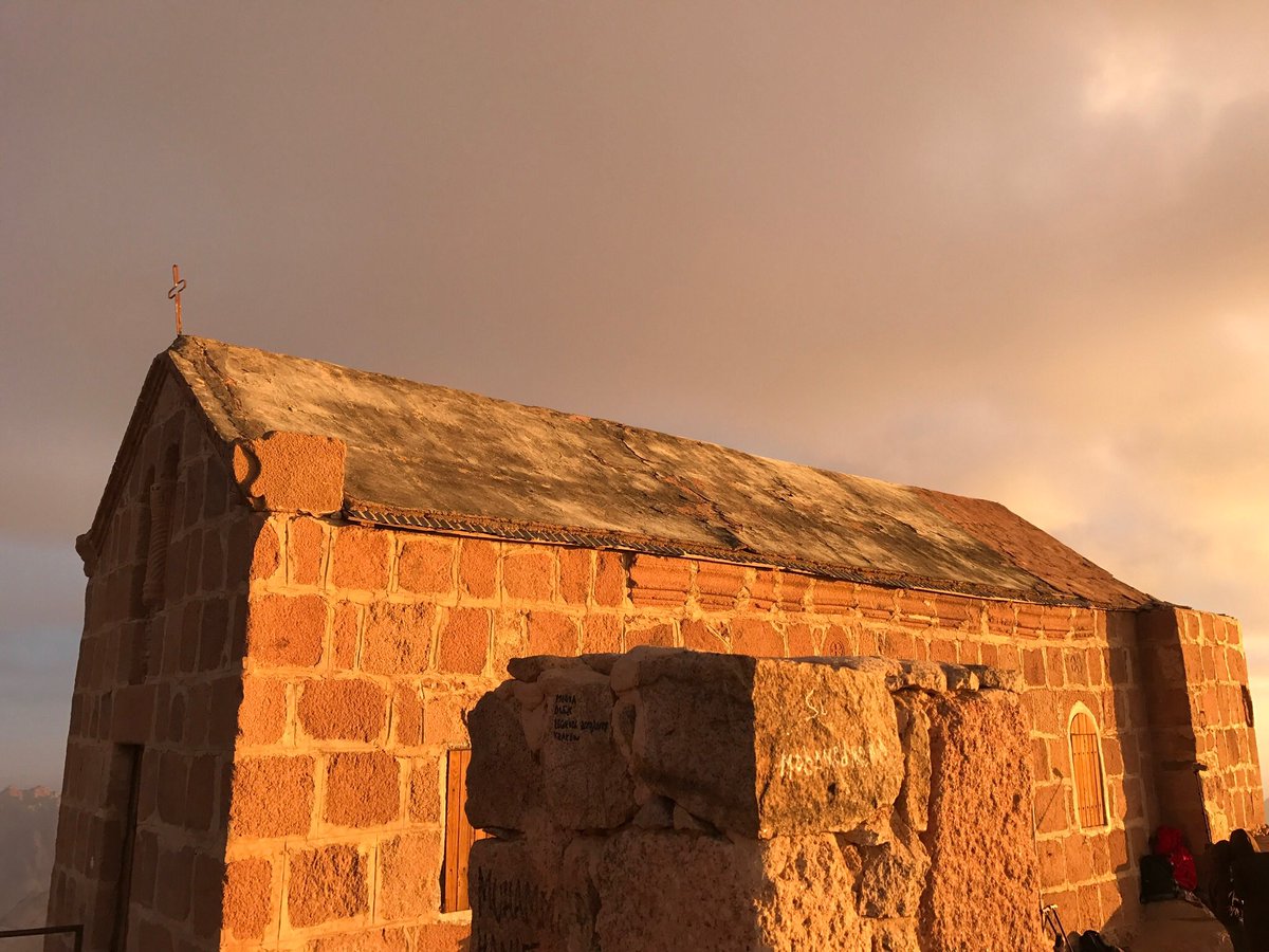 Wind_Sand_Stars's tweet image. The Greek Orthodox Chapel of the Holy Trinity at the summit of Mount Sinai was built in 1934 on the ruins a 4th century Byzantine church