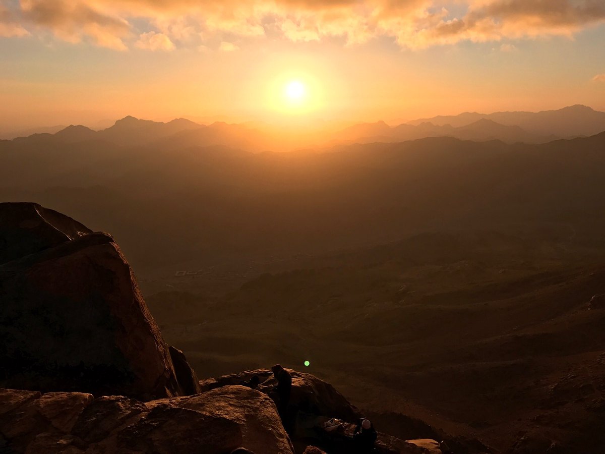Wind_Sand_Stars's tweet image. The Greek Orthodox Chapel of the Holy Trinity at the summit of Mount Sinai was built in 1934 on the ruins a 4th century Byzantine church