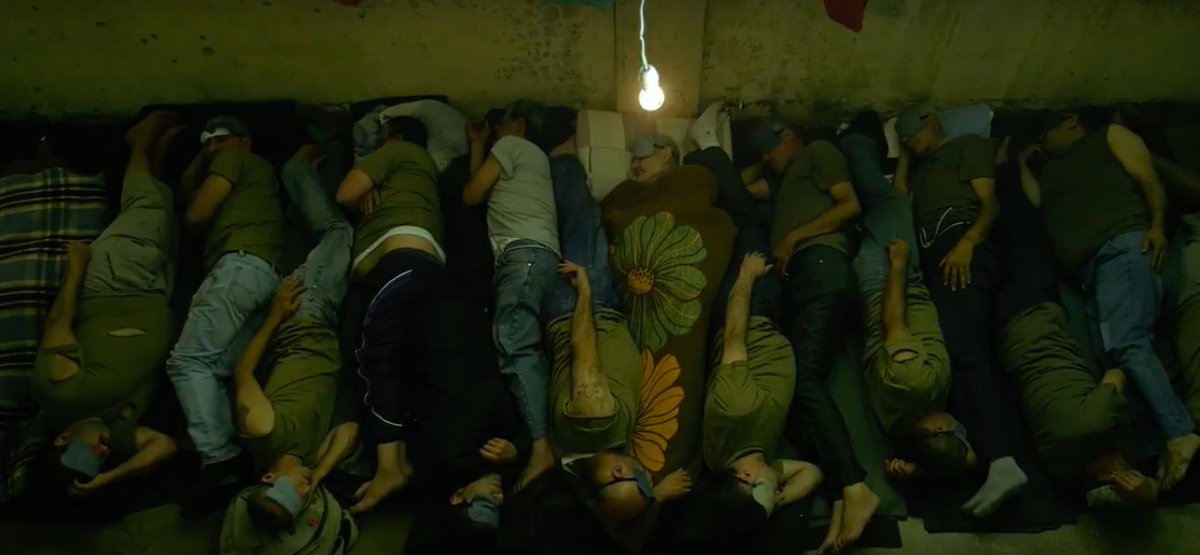 Im #Dokfilm «#Tadmor» inszenieren Gefangene, was sie an Gräueltaten im syrischen Gefängnis erfuhren. Schwere Kost: maximumcinema.ch/tadmor-traumat…