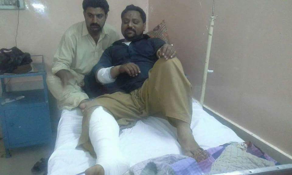27BilalHussain's tweet photo. #PTI ki tabdeli aur #Balochistan ki #Sardari k #VIP_Protocol ki zad me ai car aur Unki family.
#PTI #VIPCulture
#Shame https://t.co/3B5lLqjRbZ