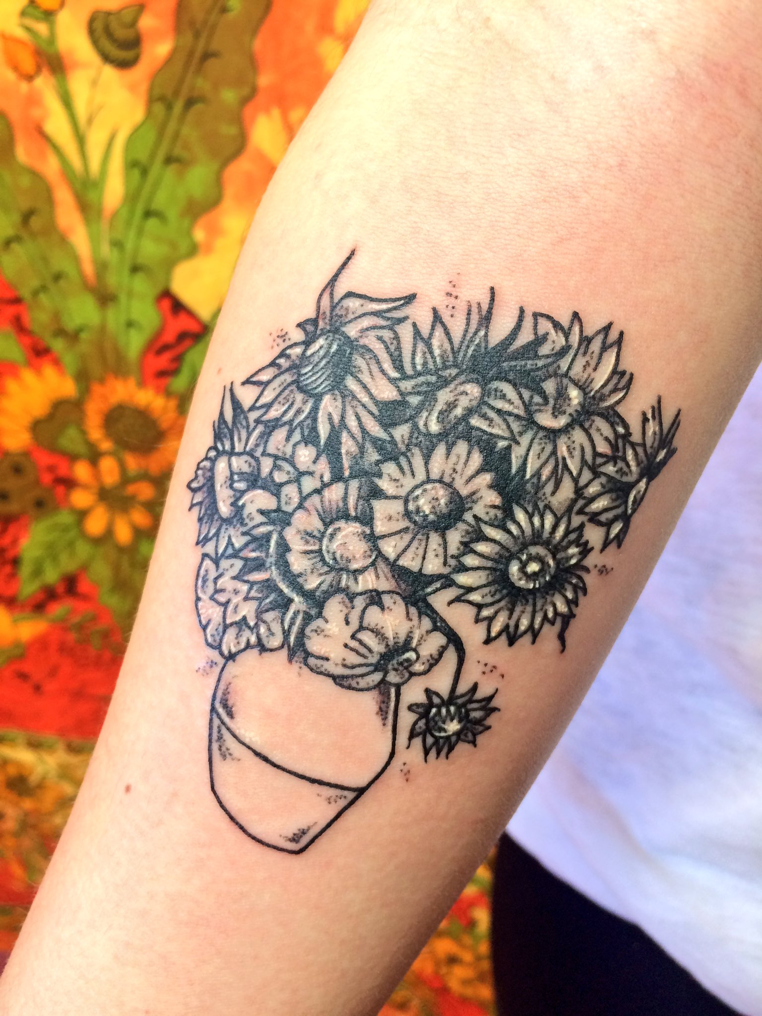 Celeste Vera Tattoo on X: "Tatuaje de los girasoles de van gogh y rosa lineal de buena mañana :) https://t.co/00BDGv5YVk" / X