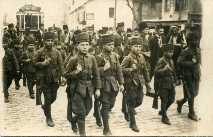 Aydınlık bir gökyüzüne bakabiliyorsak bugün, 102 yıl önce ardına bakmadan karanlığa karışanlar sayesinde... Şehitlerimizi rahmetle anıyoruz