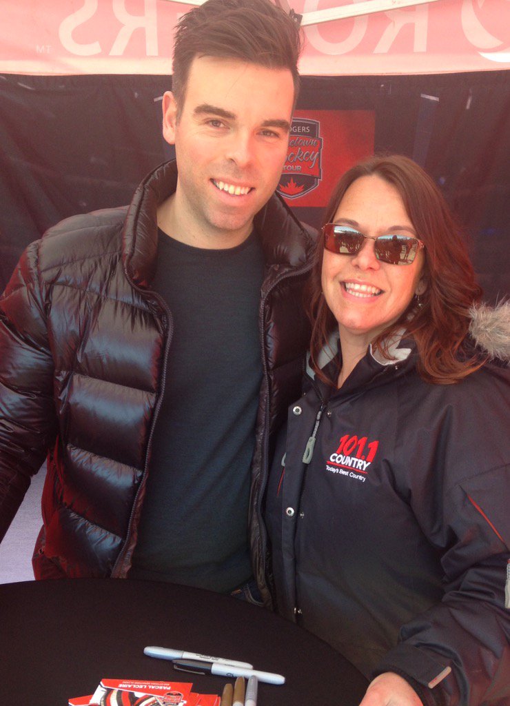 country101_1's tweet photo. What a gentleman! #PascalLeclaire & @NanCountry1011 at @hometownhockey_ @Lansdowne_Park https://t.co/gTtRdWMYtF
