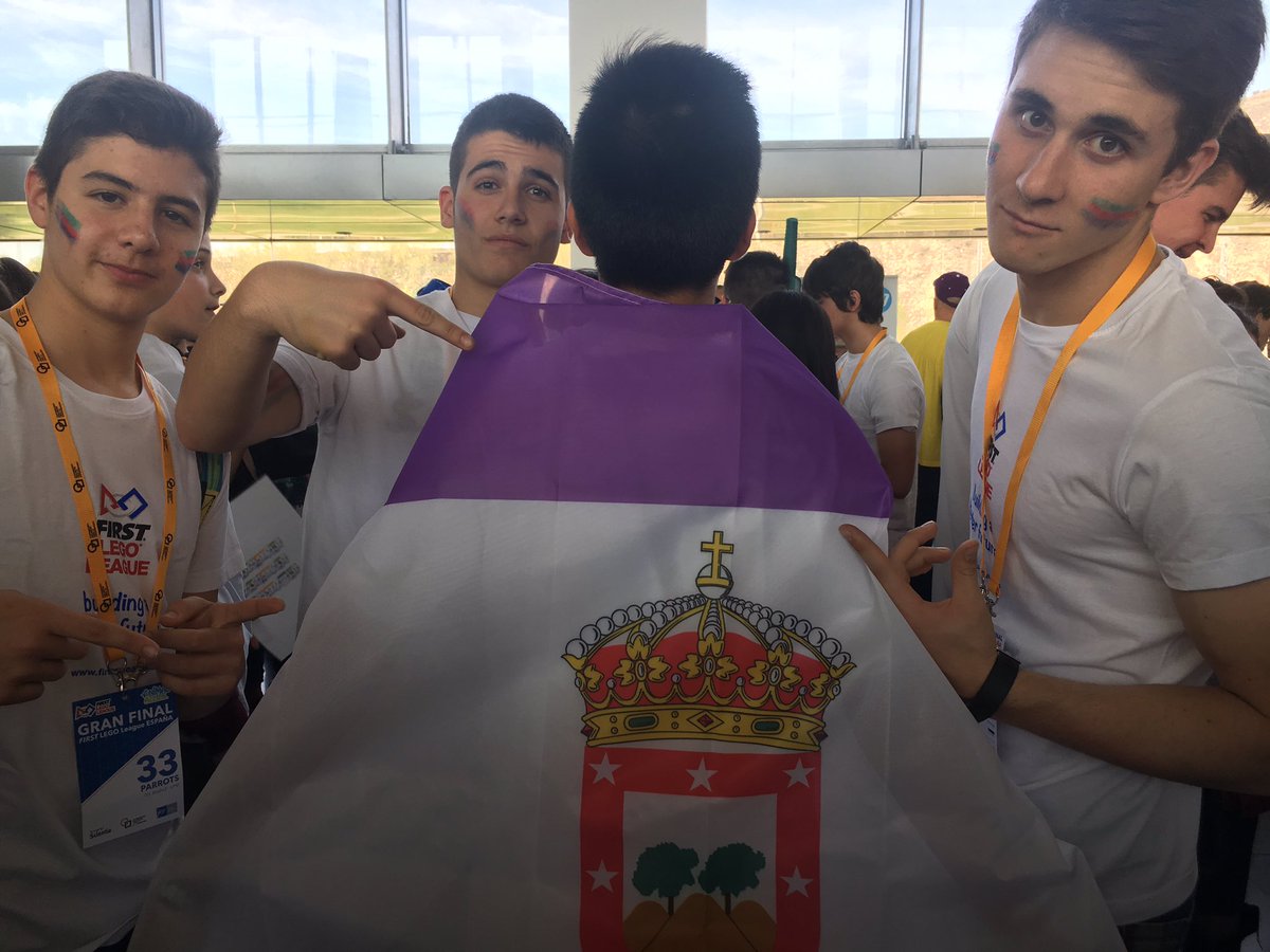 ParrotsFll's tweet photo. Vamosss PARROTS #parrotsfll @IESSampedro3Can @ayto3cantos @FLLSpain #FLLGRANFINAL17 https://t.co/vB6H8jBsed