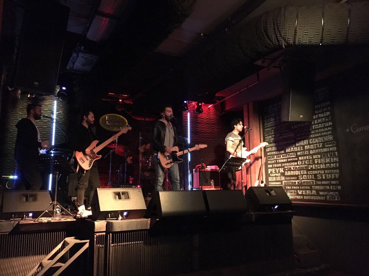 Beyoğlu Hayal Kahvesi konseri için son hazırlıklar 🎸🤘🏻 #soundcheck #erdemyener #erdemyenerkonserinde <a href="/erdemyener/">Erdem Yener</a>