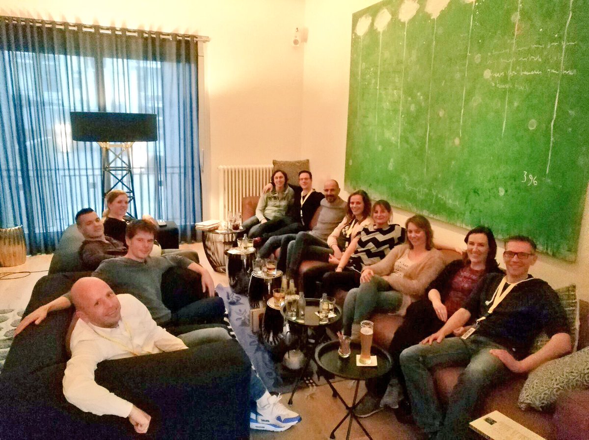 In de lobby een drankje doen samen met de vrouwen. Leuk om zo onze voorbereiding op de @Stevensloop2017 te starten. #Project2uur59