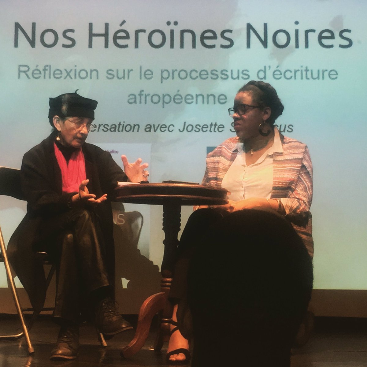 Ravie d'avoir été présente au lancement "À mains nues" de notre chère <a href="/mrsxroots/">Mrs Roots</a> qui nous rend si fière! Bravo ma sœur 🎉🎉🎉